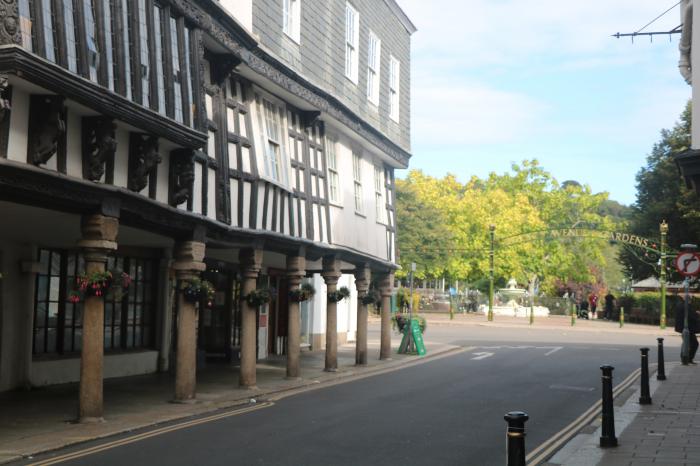 29b Lower Street is in Dartmouth, Devon. Car park parking. In an AONB. Close to amenities and beach.