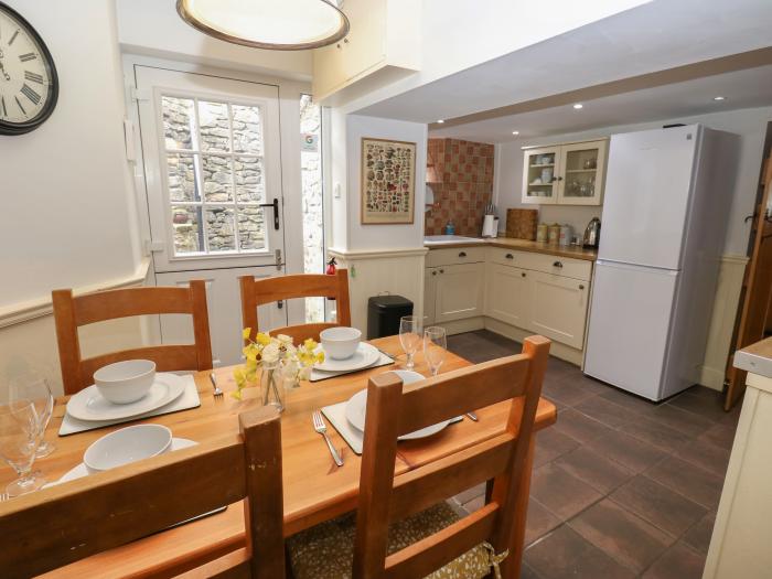 Buttercup Cottage, Great Longstone, pet-friendly, woodburning stove, washing machine, patio garden.