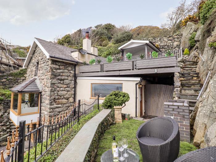 Ty'n-Y-Ffynnon Cottage, Barmouth, elevated position, sea views, beach nearby,  set over four floors.