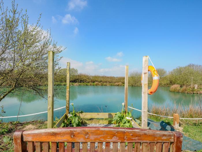 Elsie's Hut in Jacobstow, Cornwall, Romantic, Off-road parking, Decking with furniture, Studio style