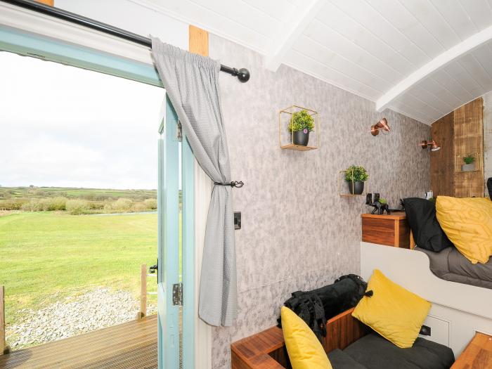 Elsie's Hut in Jacobstow, Cornwall, Romantic, Off-road parking, Decking with furniture, Studio style