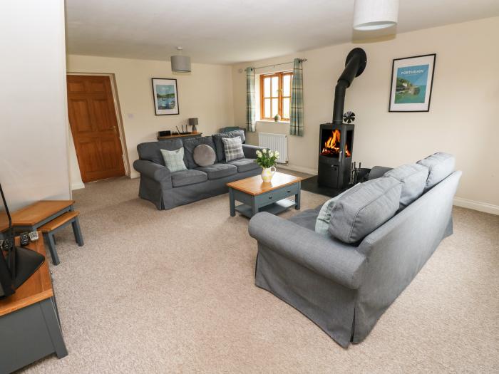 Ty Rhosyn, Penycwm, Solva, Wales. Off-road parking. Pet-friendly. Ground-floor living, near a beach.