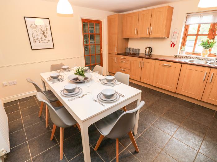 Ty Rhosyn, Penycwm, Solva, Wales. Off-road parking. Pet-friendly. Ground-floor living, near a beach.