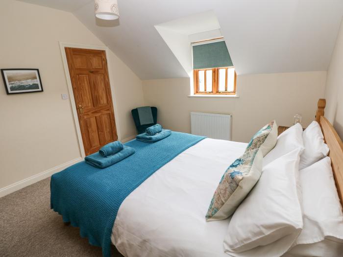 Ty Rhosyn, Penycwm, Solva, Wales. Off-road parking. Pet-friendly. Ground-floor living, near a beach.