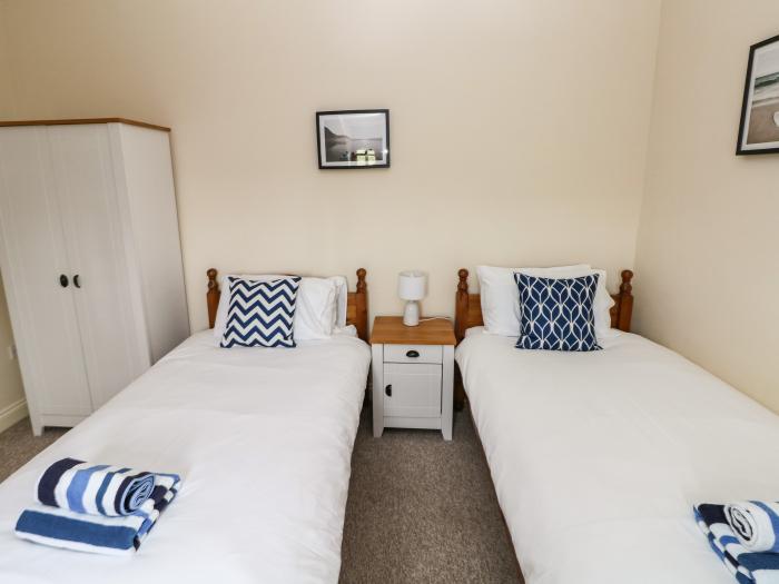 Ty Rhosyn, Penycwm, Solva, Wales. Off-road parking. Pet-friendly. Ground-floor living, near a beach.