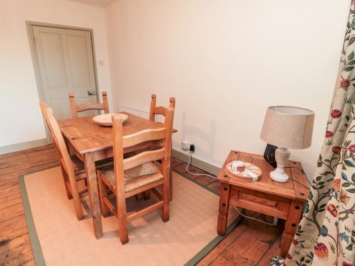 Upper Oakwood, Alnwick, Northumberland. Near shop, pub, AONB, and National Park. Pets. WiFi. Ensuite