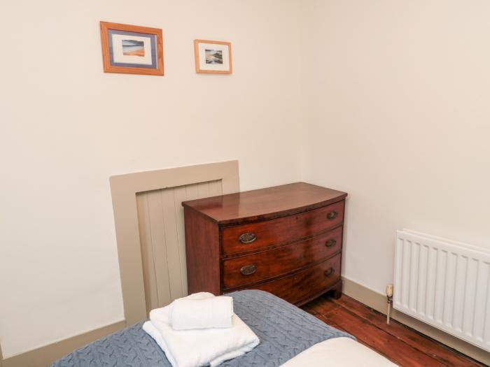 Upper Oakwood, Alnwick, Northumberland. Near shop, pub, AONB, and National Park. Pets. WiFi. Ensuite