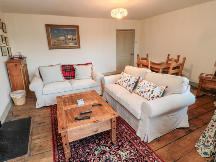 Upper Oakwood, Alnwick, Northumberland. Near shop, pub, AONB, and National Park. Pets. WiFi. Ensuite