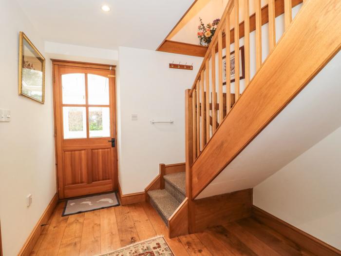 Oak Barn, Kentisbeare, enclosed lawned garden, pet-friendly, ample off-road parking, child-friendly.