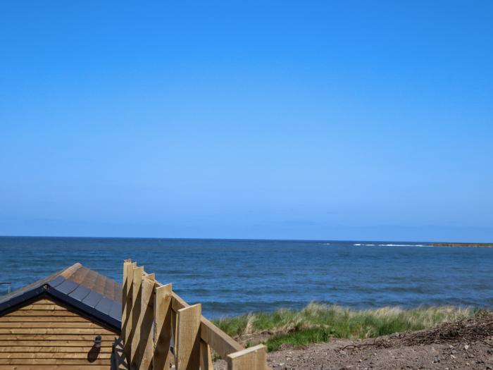 The Waves, in Amble, Northumberland. Smart TV. Reverse-level. Off-road parking. Close to beach. WiFi