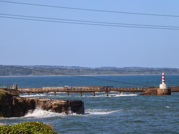 The Waves, in Amble, Northumberland. Smart TV. Reverse-level. Off-road parking. Close to beach. WiFi