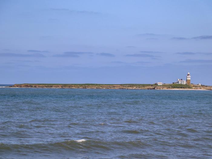 The Waves, in Amble, Northumberland. Smart TV. Reverse-level. Off-road parking. Close to beach. WiFi