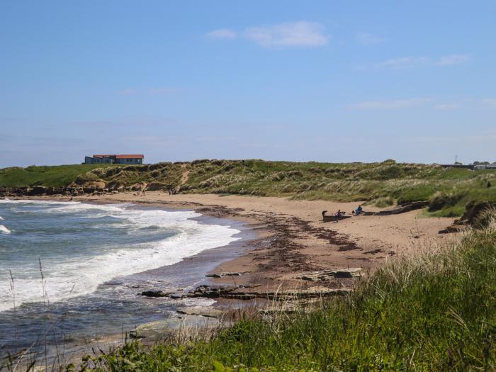 The Waves, in Amble, Northumberland. Smart TV. Reverse-level. Off-road parking. Close to beach. WiFi