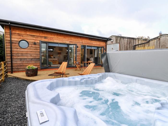 Tin Shed, Nantmel near Rhayader, Powys, Mid Wales, Studio style layout, Hot tub, Smart TV, King-size