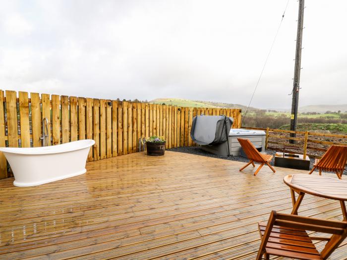 Tin Shed, Nantmel near Rhayader, Powys, Mid Wales, Studio style layout, Hot tub, Smart TV, King-size