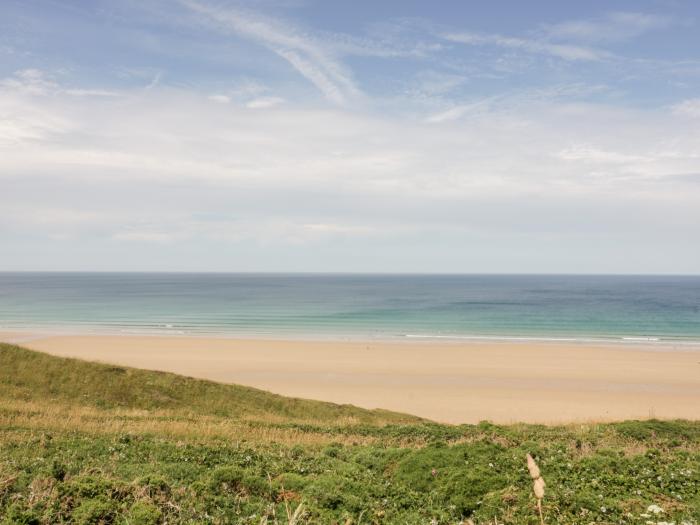 Sandpiper in Perranporth, Cornwall, dog-friendly, close to beach, open-plan living space and parking