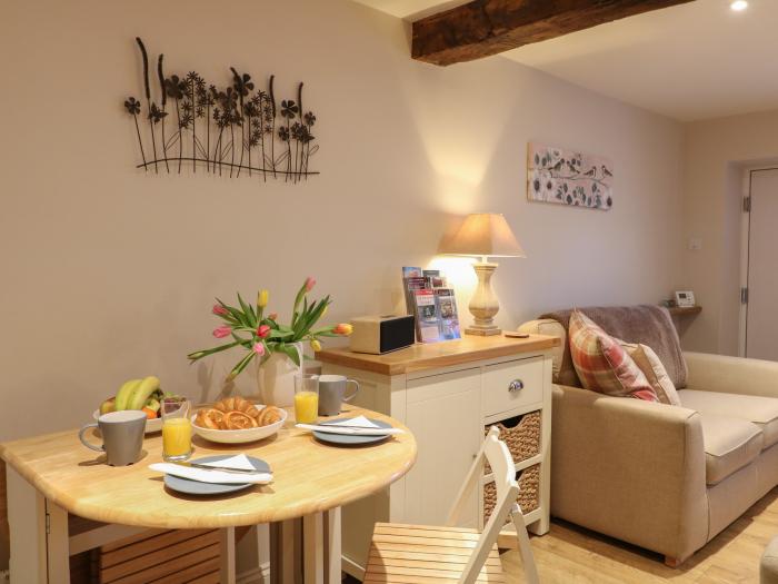 Clematis Cottage in Fritchley, Derbyshire. Pet-friendly. Electric stove-effect fire. Welcome hamper.