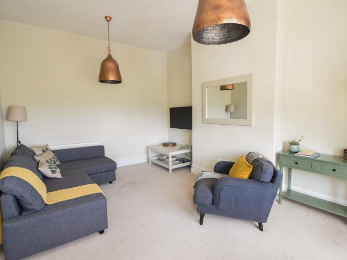 Flat 2, 6 Seafield Road in Seaton, Devon, close to amenities and the beach, near AONB, dog-friendly,