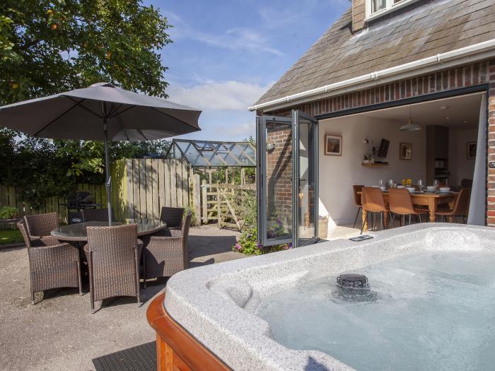 Tokenhill Cottage Piddletrenthide, Dorset, off-road parking, enclosed garden, hot tub, in AONB, 3bed