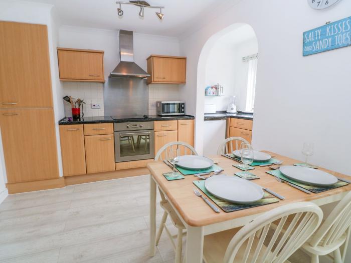 Just Beachy, Porthtowan, Cornwall, Smart TV, off-road parking, ground-floor accommodation, garden.