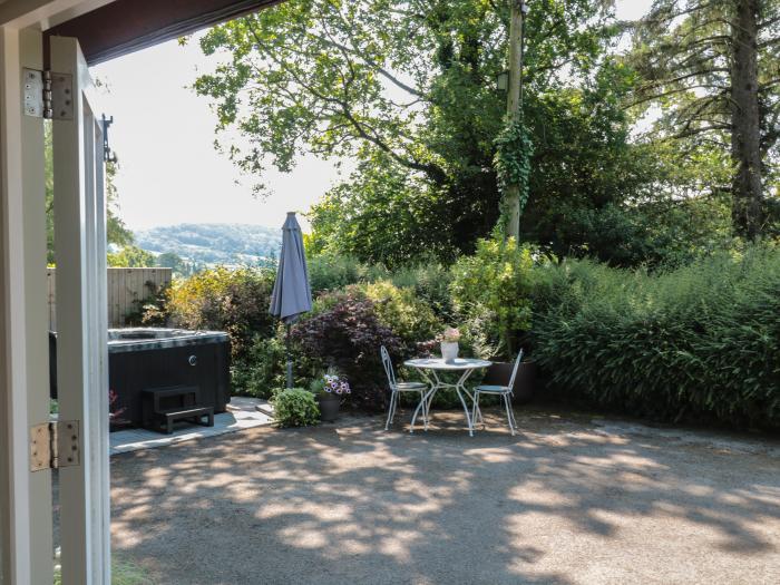 Nuthatch, Honiton, Devon, romantic, hot tub, in AONB, open-plan, contemporary, enclosed garden, 1bed