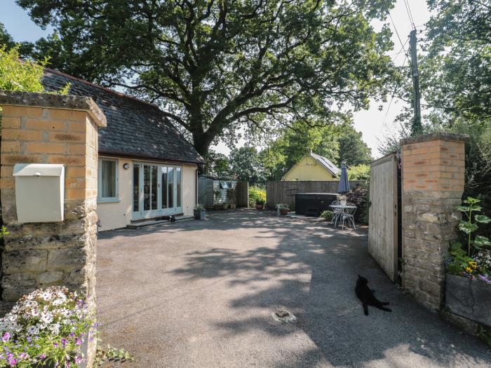 Nuthatch, Honiton, Devon, romantic, hot tub, in AONB, open-plan, contemporary, enclosed garden, 1bed