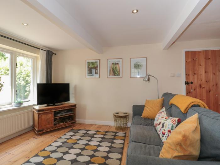 Nuthatch, Honiton, Devon, romantic, hot tub, in AONB, open-plan, contemporary, enclosed garden, 1bed