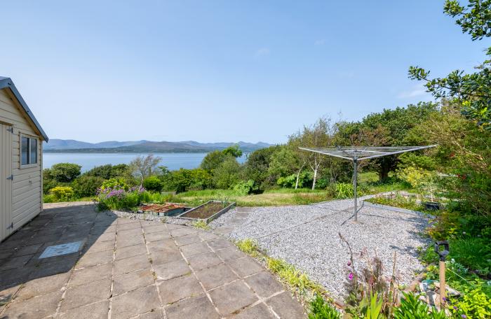 Seahaven in Tousist, Kenmare, County Kerry. Sea views. Private parking. Smart TV. En-suite bedrooms.