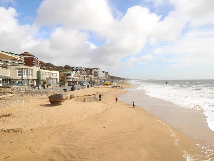 Ocean View, Boscombe, Dorset, near amenities and beach, ground-floor accommodation, WiFi, Smart TV.