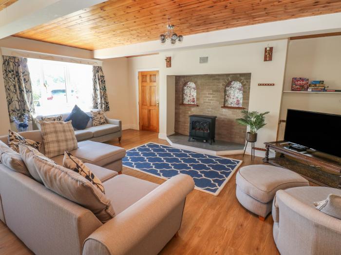 Hillside Lodge near Newtown in Powys, Wales. Dog-friendly, near an AONB, hot tub, woodburning stove.