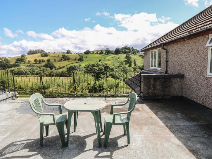 Hillside Lodge near Newtown in Powys, Wales. Dog-friendly, near an AONB, hot tub, woodburning stove.