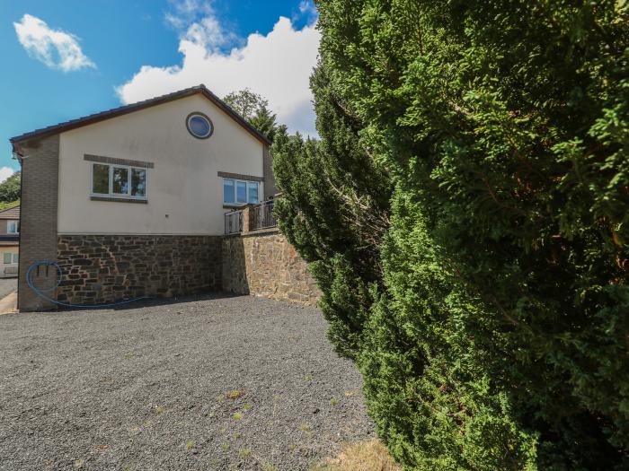 Hillside Lodge near Newtown in Powys, Wales. Dog-friendly, near an AONB, hot tub, woodburning stove.