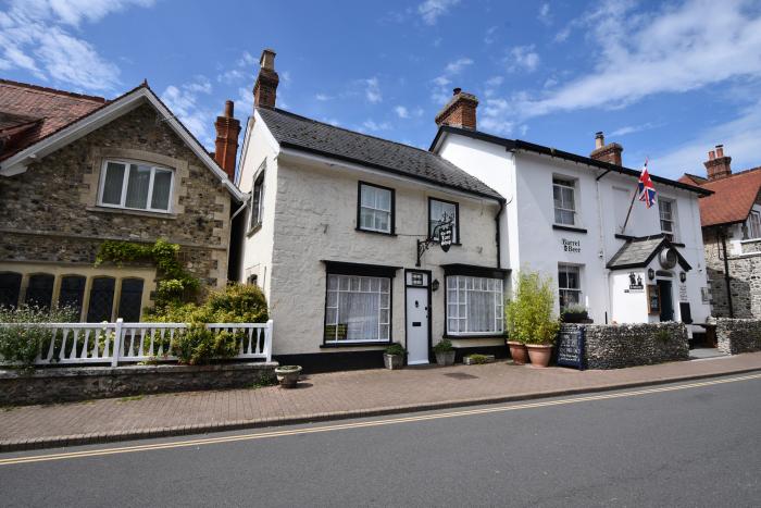 Apartment 1 Durham House, Beer, Devon. Ground-floor accommodation. Dog-friendly. Near shop and beach