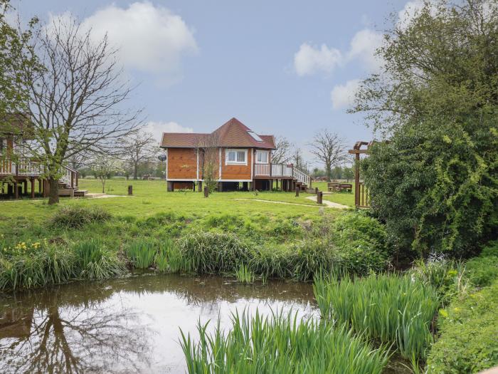 Dragonfly Retreat near Upper Marham in Norfolk. Hot tub. Unique. Romantic. Working farm. Countryside