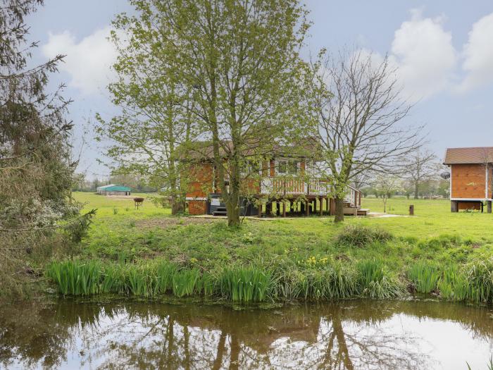 Honeybee Retreat near Upper Marham in Norfolk. Hot tub. Unique. Countryside. Romantic. Working farm.