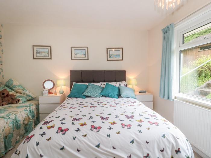 Deepdene in Plush, Dorset. Close to a pub. Off-road designated parking. Swimming pool. WiFi, and TV.