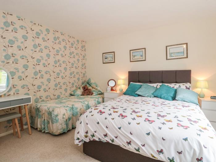 Deepdene in Plush, Dorset. Close to a pub. Off-road designated parking. Swimming pool. WiFi, and TV.