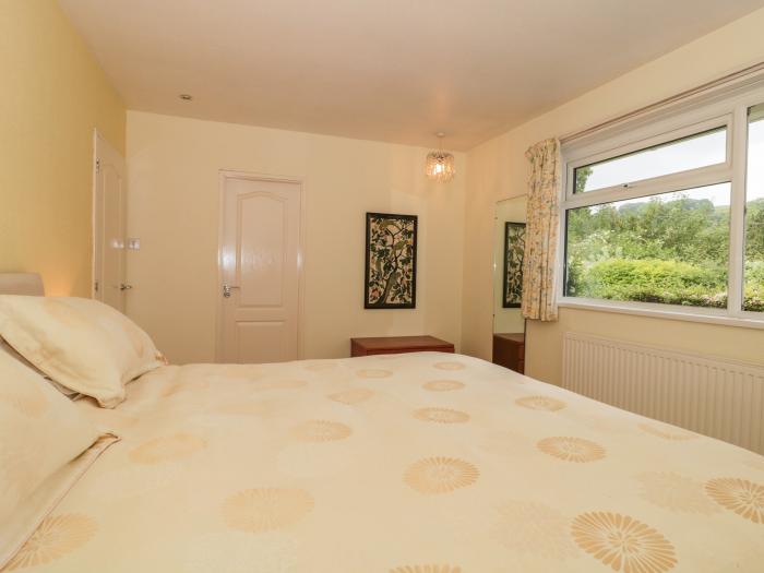 Deepdene in Plush, Dorset. Close to a pub. Off-road designated parking. Swimming pool. WiFi, and TV.