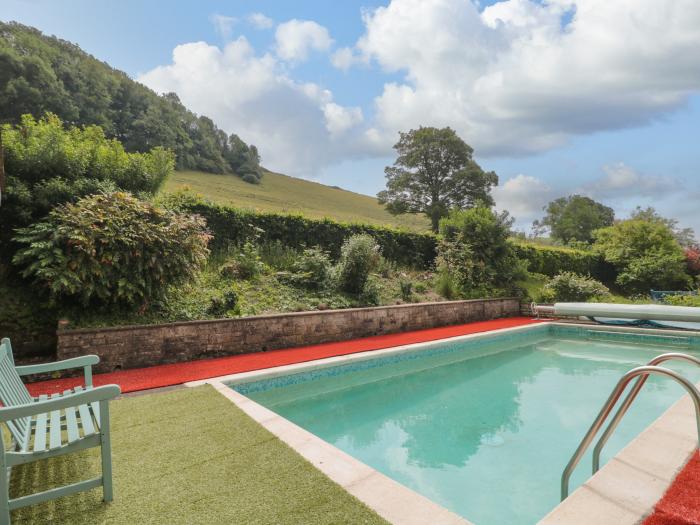 Deepdene in Plush, Dorset. Close to a pub. Off-road designated parking. Swimming pool. WiFi, and TV.