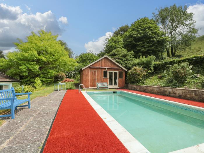 Deepdene in Plush, Dorset. Close to a pub. Off-road designated parking. Swimming pool. WiFi, and TV.