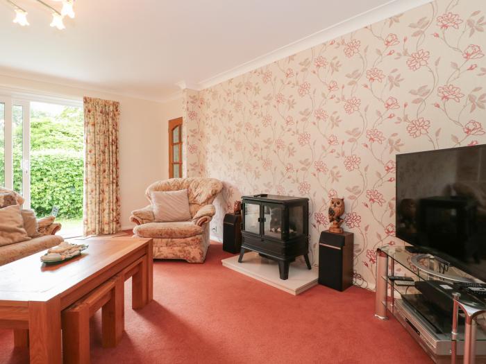 Deepdene in Plush, Dorset. Close to a pub. Off-road designated parking. Swimming pool. WiFi, and TV.