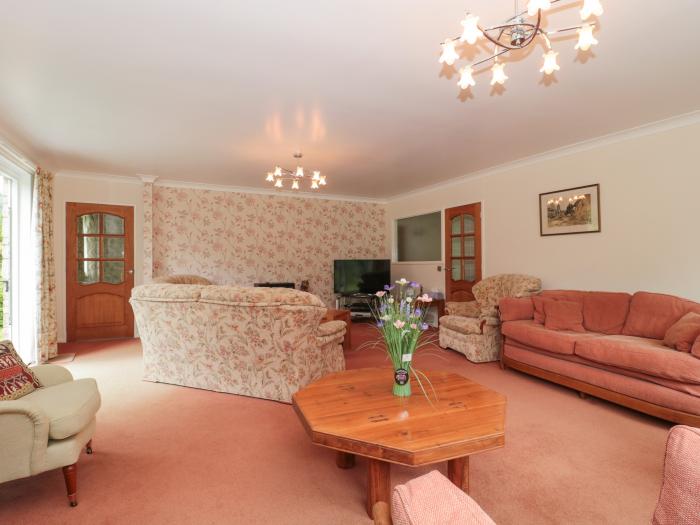 Deepdene in Plush, Dorset. Close to a pub. Off-road designated parking. Swimming pool. WiFi, and TV.