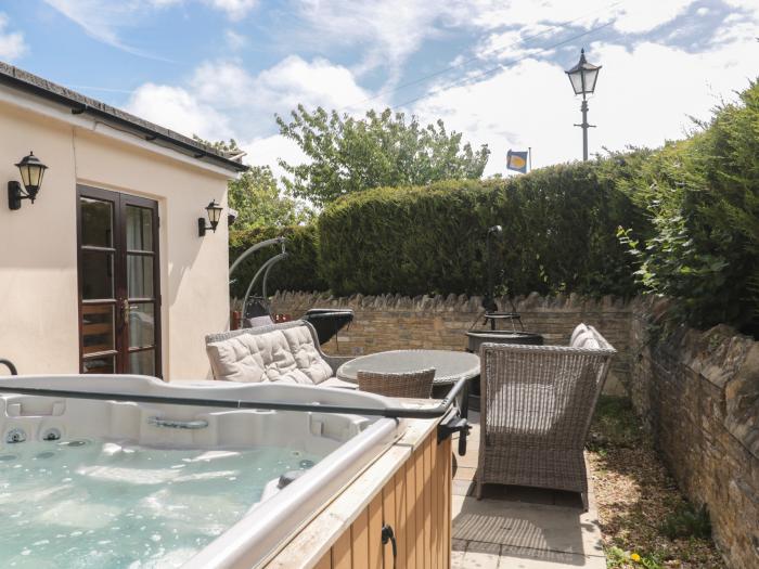 The Farmhouse, Swanage, Dorset. Pet-friendly. Child-friendly. Garden with hot tub. Woodburning stove