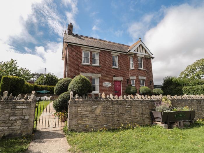 The Farmhouse, Swanage, Dorset. Pet-friendly. Child-friendly. Garden with hot tub. Woodburning stove