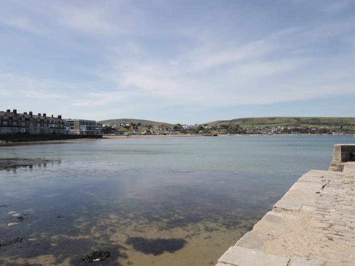 Birch, Swanage, Dorset. 2-bedrooms, open-plan, decking with hot tub, electric fire and rural setting