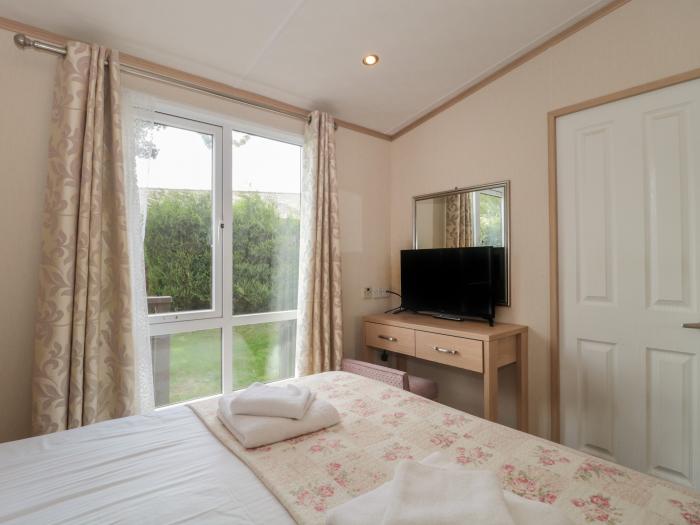 Birch, Swanage, Dorset. 2-bedrooms, open-plan, decking with hot tub, electric fire and rural setting