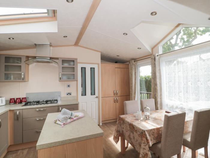 Birch, Swanage, Dorset. 2-bedrooms, open-plan, decking with hot tub, electric fire and rural setting