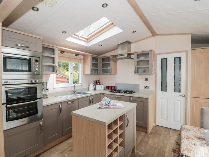 Birch, Swanage, Dorset. 2-bedrooms, open-plan, decking with hot tub, electric fire and rural setting