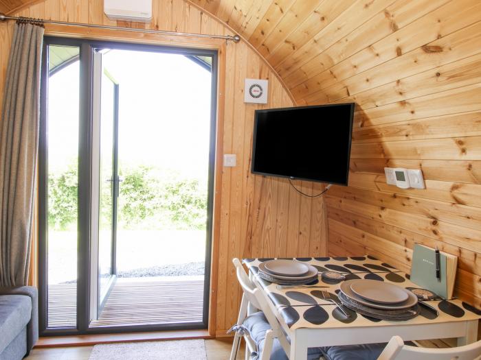 Aderyn Pod, Guilsfield, Powys, hot tub, countryside views, romantic, family-friendly, stylish, 1 bed