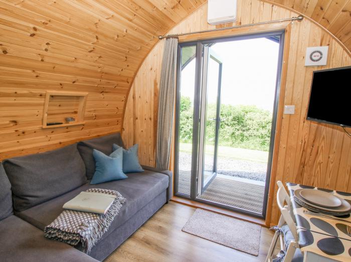 Aderyn Pod, Guilsfield, Powys, hot tub, countryside views, romantic, family-friendly, stylish, 1 bed